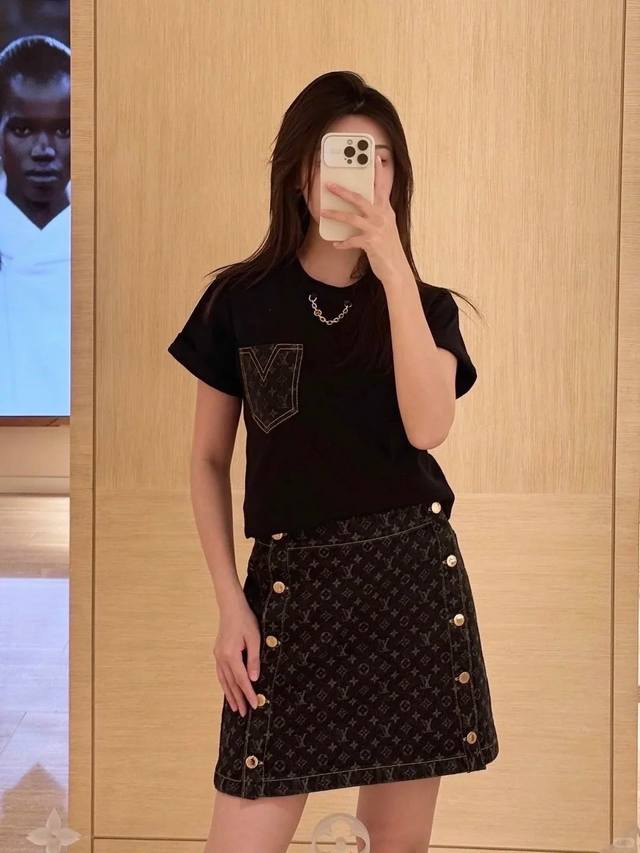 新款！最新L 25New 牛仔口袋链条T恤。尺码：Sml。 。