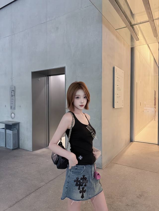 新款！最新Ch 25New 克罗十字架拼皮牛仔半裙 内带安全裤 尺码：Sml。 。