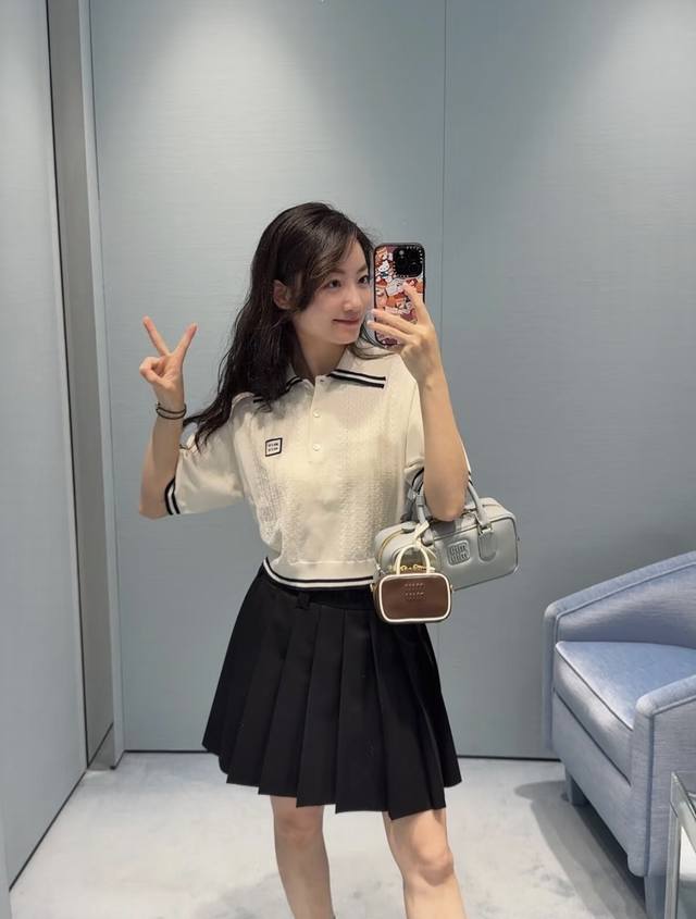 新款！最新Miu 25New 绞花短袖翻领针织衫。尺码：Sml。 。