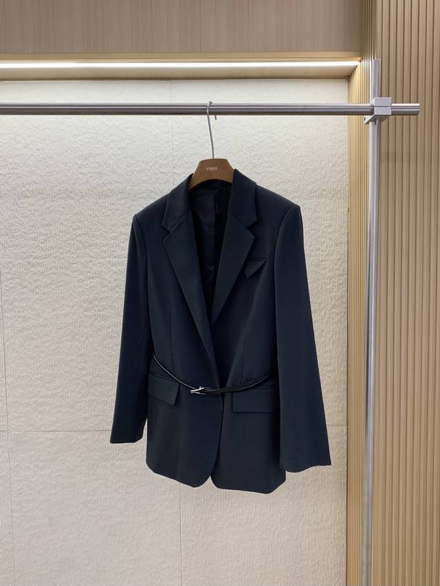 码数：S M L Bv版型腰带西装 行云流水的剪裁设计让整件衣服简约大气时尚感十足 经典西装面料 非常适合外搭 经典三角形表袋口 配腰带搭配职场优雅造型
