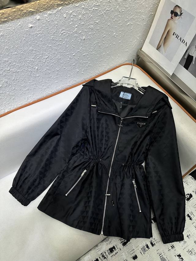prada 2025秋冬新款连帽外套、三角格提花面料，采用抽绳式收腰设计，侧边拉链口袋 两色Sml