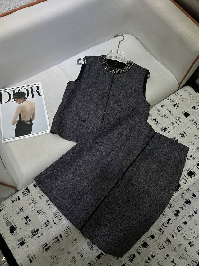 dior* 25Ss秋冬新款无袖上衣半裙套装 小蜜蜂刺绣装饰 领子重工钉珠设计 高品质 单色三码 Sml