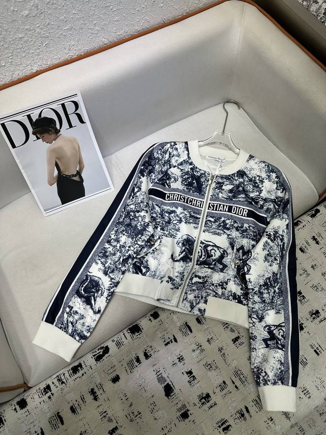 dior*2025早秋新款夹克外套 胸前字母Logo印花装饰 动物印花面料 定制Logo纽扣链头 领口 袖口 下摆白色螺纹面料拼接 版型洋气十足 单色 Sml
