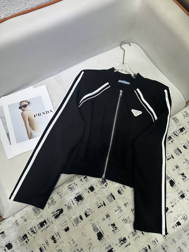 prada* 25Ss新款夹克外套 经典三角牌装饰 高品质 两色三码 Sml
