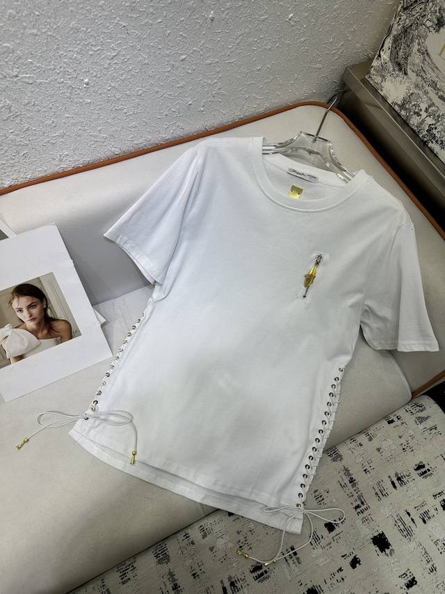 sch*2025早秋新款圆领短袖 胸前金色立体图案装饰 前后长短不一 侧边对称穿孔抽绳设计 后背金色方牌做点缀 版型宽松舒适 两色 Sml