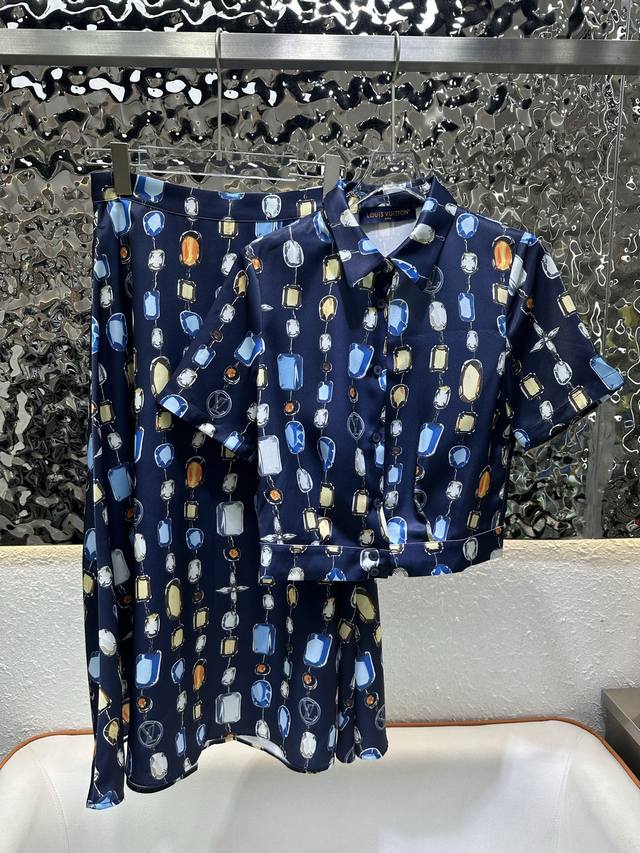 louis Vuitton*2025新款套装 图案印花面料 设计时髦大气 休闲简约时尚 高品质 二色 Sml