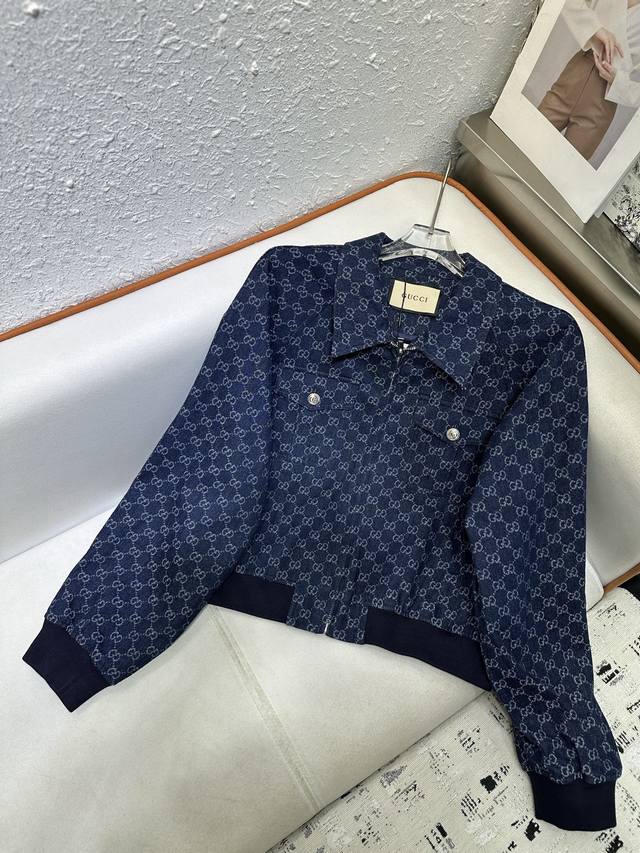gucci 2025秋冬新款Gg提花牛仔夹克外套，胸前贴合口袋设计，罗纹袖口，翻领拉链开合，单色 Sml