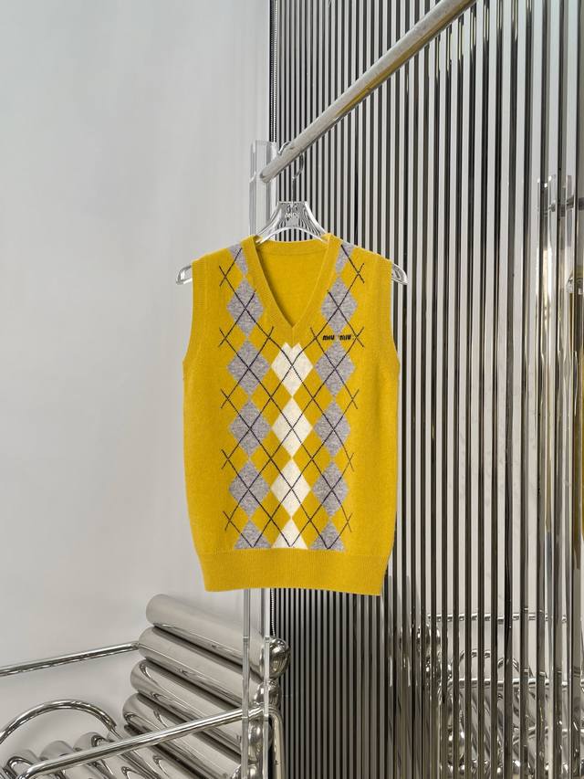 实拍图！最新Miu 25New 羊绒菱格纹提花无袖针织背心尺码：Sml