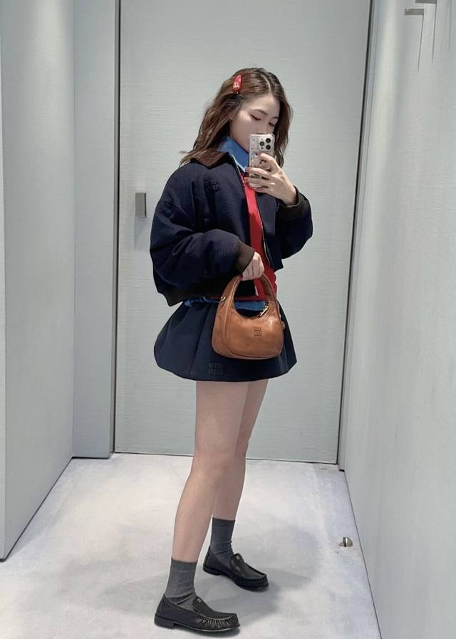 Miumi* 25Fw早秋新款 丝绒翻领羊毛混纺短款夹克外套丨独家Yb开发！高版出品！原版定制羊毛混纺面料内里拼接撞色格纹，胸口搭配定制贴布刺绣字母工艺修饰时髦