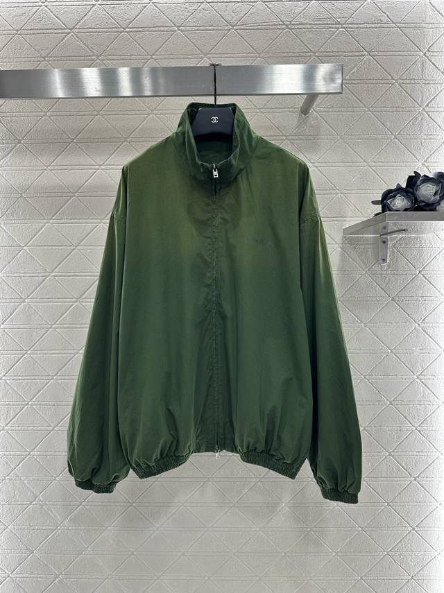 Acne Studio* 2025新品上架 字母冲锋外套 定制Yb进口冲锋材质 质感高级 挺括有型 拉链外套剪裁 大身绿黑两色可选 胸前采用晕染工艺打造轻微磨损