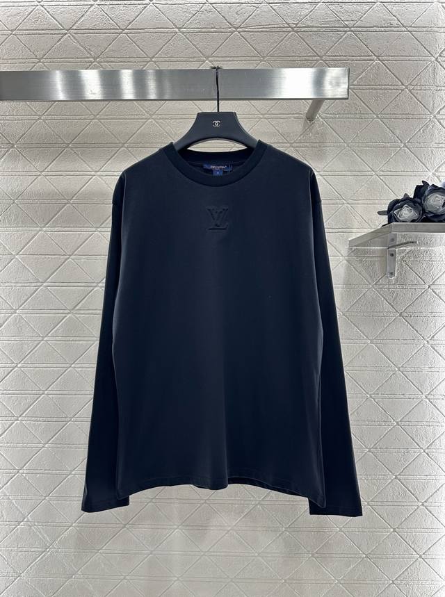 Louis Vuitto* 2025新品上架 浮雕字母长袖上衣 定制Yb斜纹全棉材质 质感光泽 穿搭舒适 圆领长袖上衣裁剪 呈现修身显瘦视觉效果 整件成衣胸前立