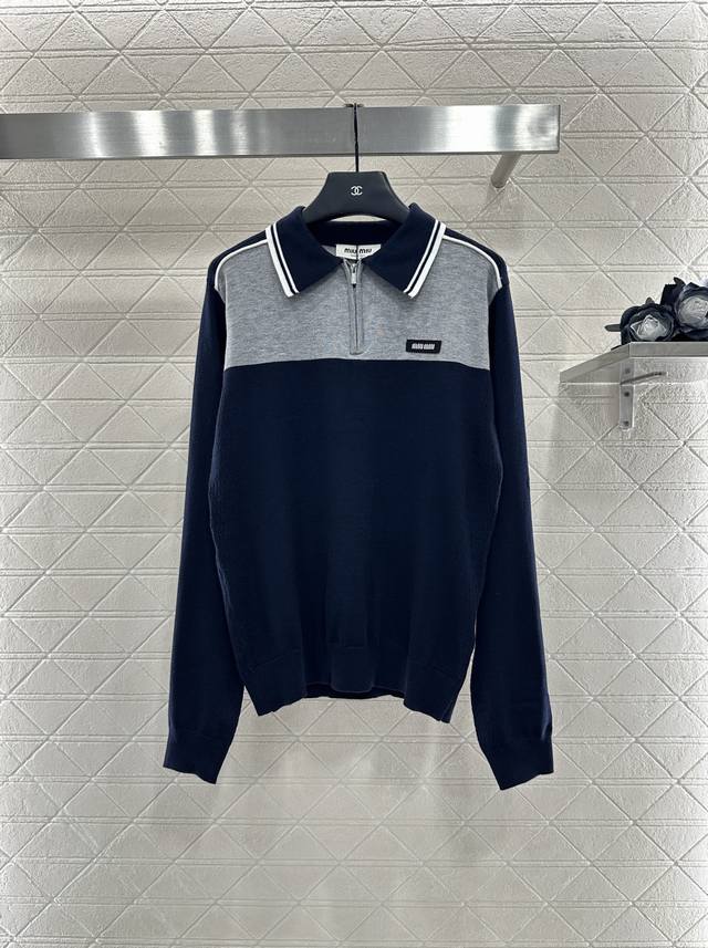 Miumi* 2025新品上架 翻领针织长袖 定制Yb羊毛纱线织造 柔软舒适 洋气显瘦 翻领长袖上衣版型 半开襟拉链设计便利穿脱 胸前与躯干呈现撞色 领口包边条