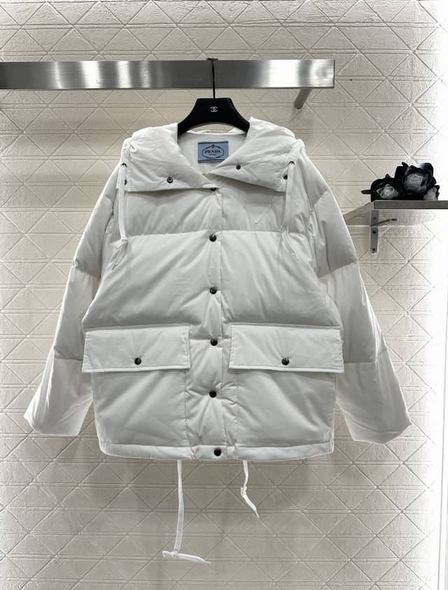 prad* 2025新品上架 高领连帽羽绒服外套 定制Yb进口防风防水尼龙材质 其工艺还原 升级材质 提升秋冬御寒功能 白鹅绒填充内里 整件轻盈保暖 按扣立领连