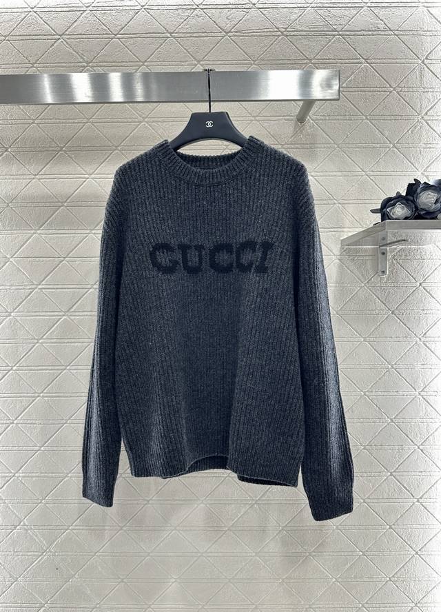 Gucc* 2025新品上架 简约字母套头毛衣 定制Yb羊毛纱线织造 质感高级 舒适柔软 圆领落肩长袖毛衣 突出温柔气质 领口袖口螺纹包边 胸前字母标识撞色装饰