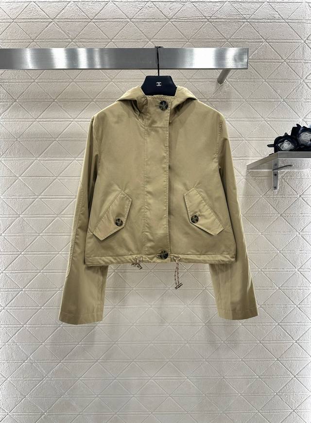 Bbr* 2025新品上架 连帽抽绳风衣外套 定制Yb进口风衣材质 挺括有型 质感高级 风衣夹克外套 连帽抽绳正肩设计 打造挺拔身姿和休闲风格 露出棕色系格纹元