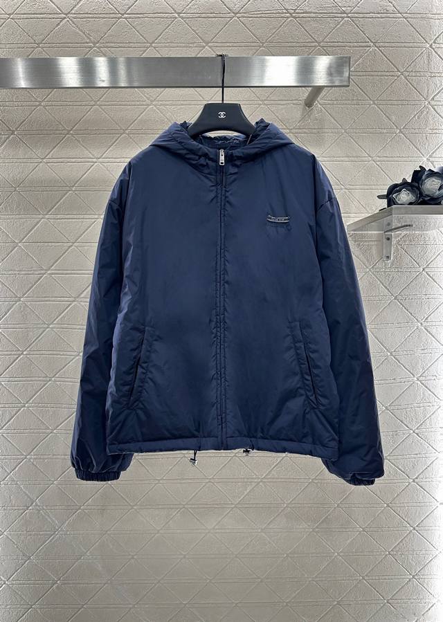 prad* 2025新品上架 连帽羽绒棉服外套 定制Yb防风防水尼龙材质 质感上乘 连帽拉链外套版型 成衣内里衔棉 防风御寒效果绝佳 不显臃肿更百搭 整体造型高