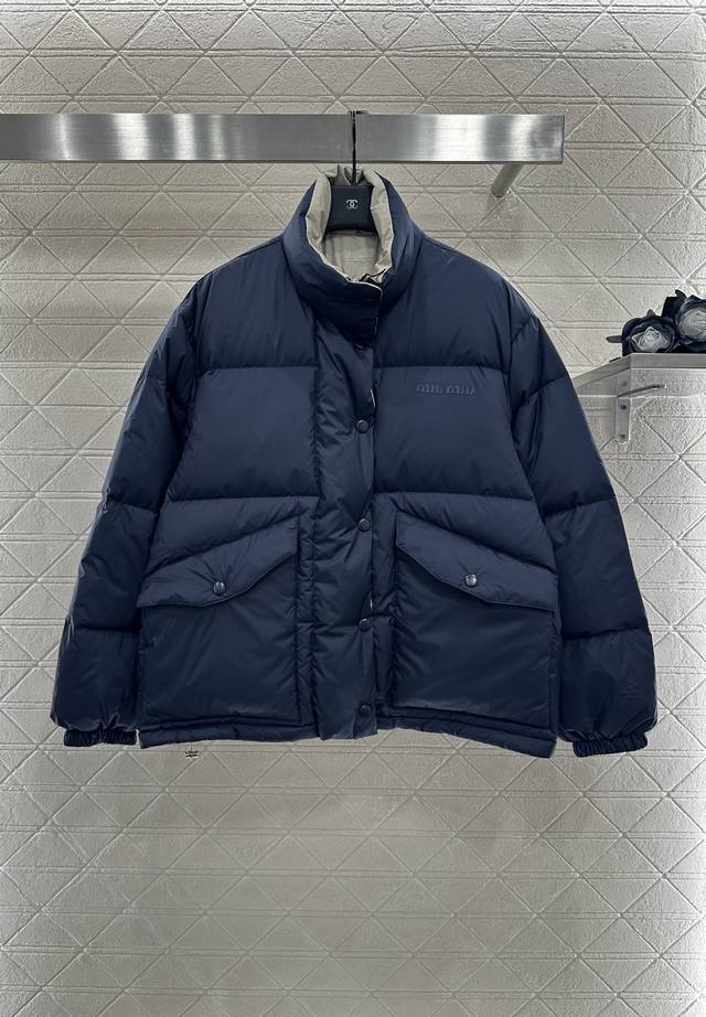 Miumi* 2025新品上架 立领两面穿羽绒服 定制Yb防风防水尼龙材质 白鹅绒填充内里 整件轻盈保暖 两面穿羽绒外套 一面宝蓝色经典长方形压纹元素 胸口字母