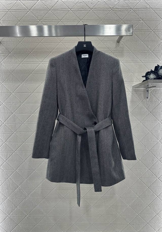 Celin* 2025新品上架 西装腰带中长外套 定制Yb进口材质 质感高级 光泽感明显 开襟V领西装外套版型 领边交叠 利落裁剪 轻松勾勒直角肩线条 单扣穿脱