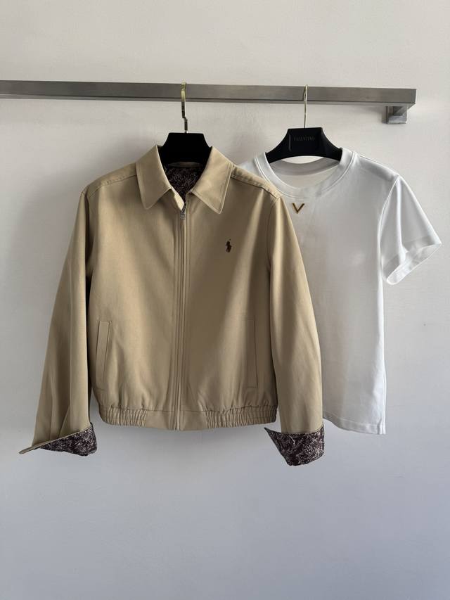 Ralph Laur*N 25秋冬新款 经典款小马刺绣老钱风夹克外套 哈林顿夹克的版型 翻领拉链防风设计 休闲风格和街头潮流元素完美融合 非常适合中性穿搭。外套