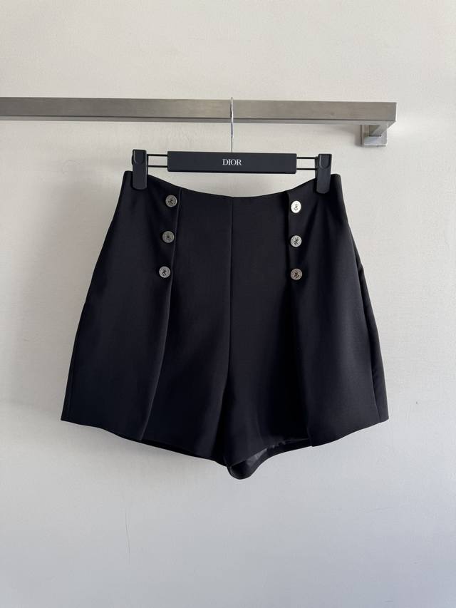 Dio* 25Fw新款双排扣短裤定制Yb双排扣设计时尚感满满高腰剪裁，宽松阔腿，轻松显瘦自在舒适，兼具时尚与显瘦效果适合各种辣妹和御姐风格，搭配多样，轻松成为焦