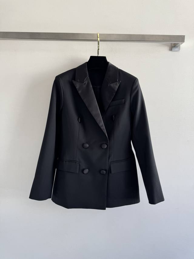 Saint Lauren* 秋冬新款双排扣西服♀常规的版型可以显瘦好穿、，采用枪驳领拼接面料设计挺括有型 配以双排包扣低调又奢华，简单的穿搭将干练与优雅迅速拉满