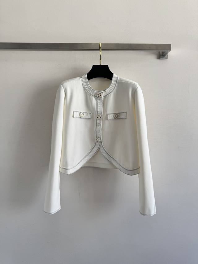 Chane* 25Fw新款短款针织开衫精致纽扣装饰 圆领简约时尚 显气质又百搭 合身的短款设计 凸显出小蛮腰 显得身材比例整体剪裁流畅～日常百搭！两色Sml