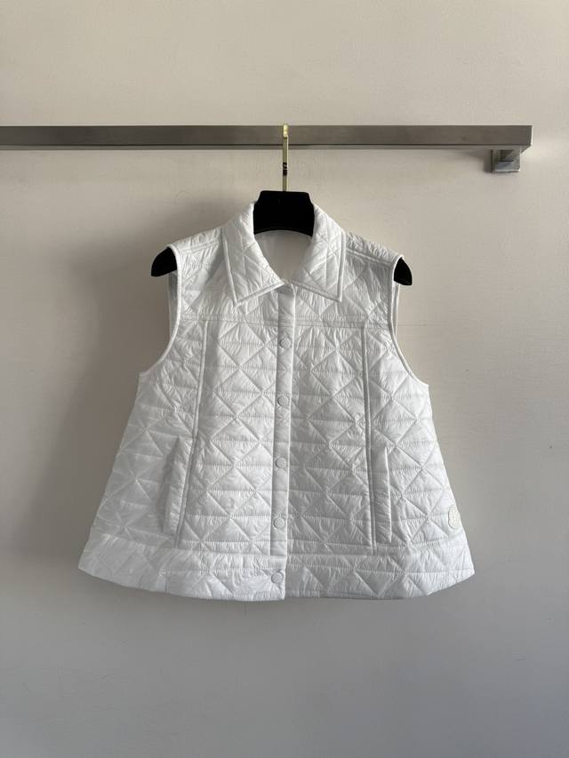 Moncler25蒙口秋冬新款翻领棉服马甲 下摆徽章字母Logo标识 搭配经典双口袋设计 简约大气 简约也不失奢华贵气 轻巧方便还百搭 搭配毛衣卫衣都可以，时尚