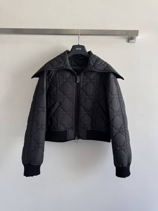 Dio* 25新款海军领棉服外套，D家饰以经典的超大藤格纹图案，常规版型 上身慵懒时髦 下摆刺绣小蜜蜂增添时尚格调 将精致高雅融为一体，经典不过时款！直接闭眼可