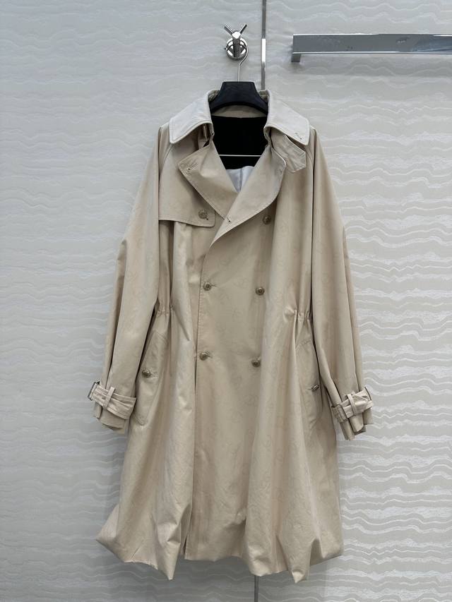 独家首发 高端原单品质Coco女孩25B新品，遇水则发 暗纹提水Logo长风衣！若隐若现的低调奢华高级感，开发定制蚕丝棉面料！一碰到水就呈现出来的双C图案，好玩