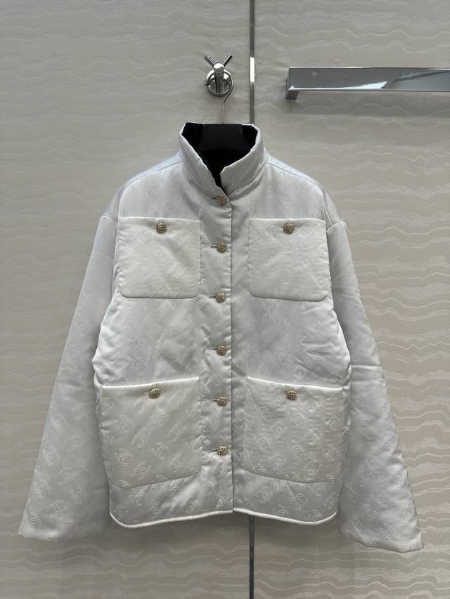 独家首发 原单品质 Coco25A新品名媛风气质棉服外套！保暖又舒适。本季最佳必入绝绝子！定制双C提花丝棉缎面料，3D立体剪裁版型上身巨显瘦。自带气场！甜酷名媛