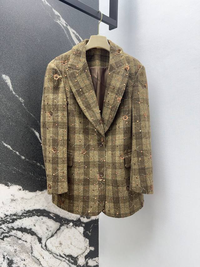 Miu 25Ss 秋冬新品高级复古格纹系列重工钉珠亮片翻领西装外套 重工开发定织的厚羊毛呢材质 配色复古氛围感拉满 少女优雅风不失甜美 版型百搭完全不挑人羊毛含
