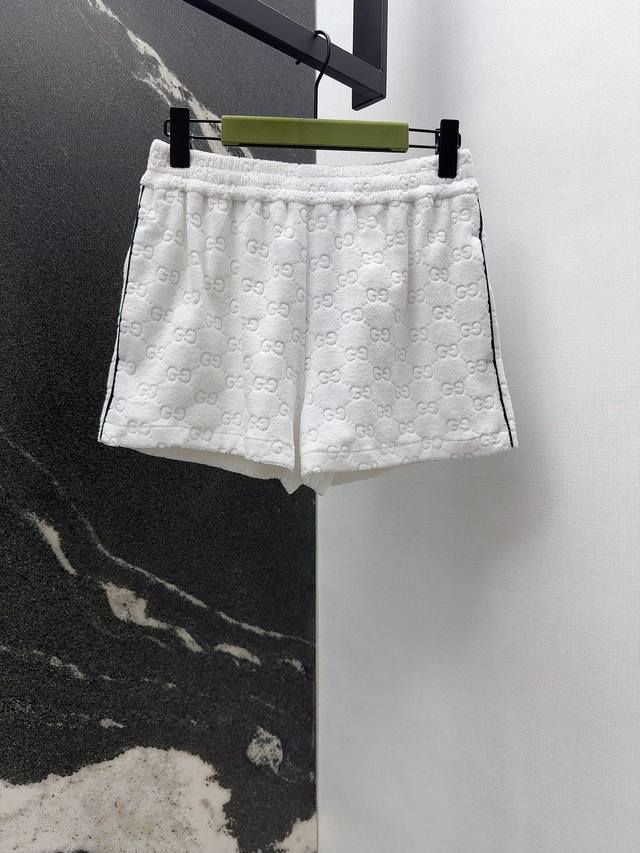 Gu 25Ss 秋冬新品经典Gg白色休闲套装 立领夹克棒球服外套松紧腰短裤 可A可飒风格 日常通勤穿什么的都是很Ok 完全不挑场合哦 设计独特层次感更加丰富 满