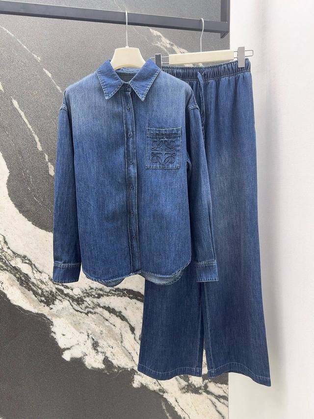 Loe 25Ss 秋冬新品时髦松弛感穿搭渐变色牛仔套装 英伦中性风口袋刺绣Logo低调奢华 常规宽松衬衫松紧腰直筒裤一套搭配上身巨显瘦 版型也完全不挑人 牛仔棉