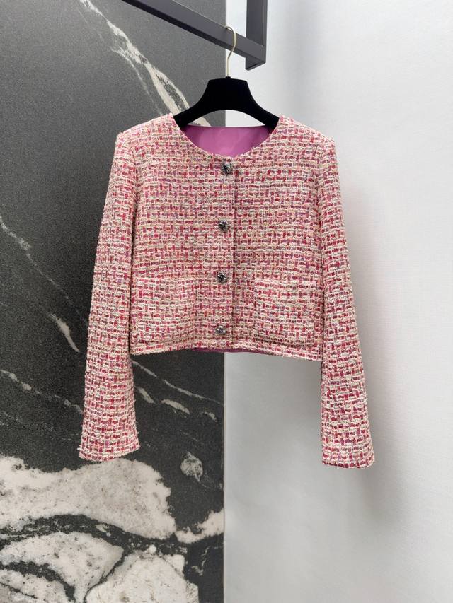 C家 25Ss 秋冬新品小香风编织粗纺花呢外套 绝美高级彩纱编织面料实物超美 立体肌理感精致感满满 上身自带一种高贵气质 定制扣3D立体剪裁版型巨显瘦 实穿度高