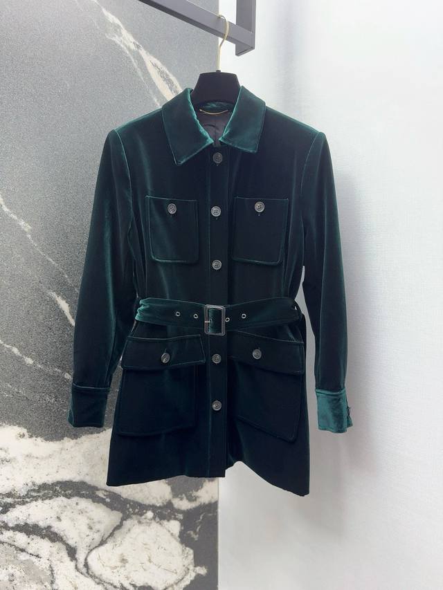 Slp30Ss 秋冬新品工装风四口袋暗绿色丝绒外套 上身拉风时髦帅气感拉满 利落翻领以及收腰设计 勾勒优雅轮廓 行走间流淌着低调贵气感 是各种场合都能加分的单品