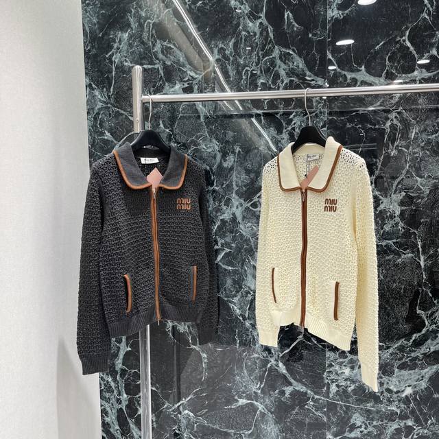 Miu 25秋冬新款 拉链撞色翻领针织开衫 通体镂空纹理领边延伸至前襟包边点缀撞色细节松弛不失时尚感丝滑拉链调节 袖领口和衣摆弹力螺纹包边更贴合身形胸前点缀字母