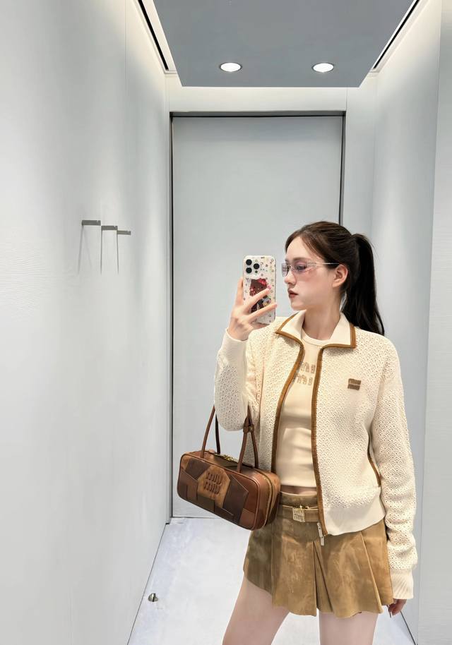 Miu 25秋冬新款 拉链撞色翻领针织开衫 通体镂空纹理领边延伸至前襟包边点缀撞色细节松弛不失时尚感丝滑拉链调节 袖领口和衣摆弹力螺纹包边更贴合身形胸前点缀字母