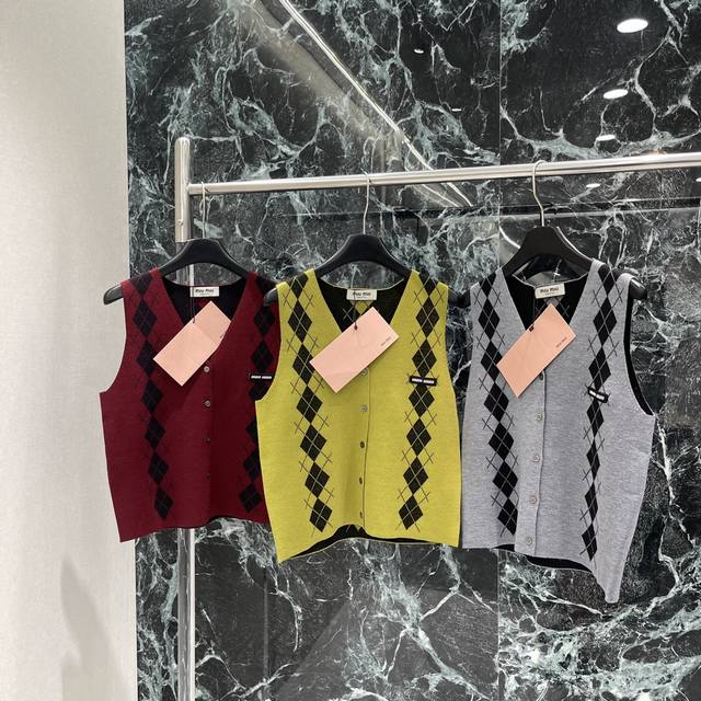 Miu 25早秋新款 菱格圆领针织马甲背心 圆领针织马甲剪裁全开襟纽扣调节 随意调节恰当露肤 自肩膀两侧向衣摆分布多色菱格交错图案领袖口衣摆螺纹收边弹力十足 配