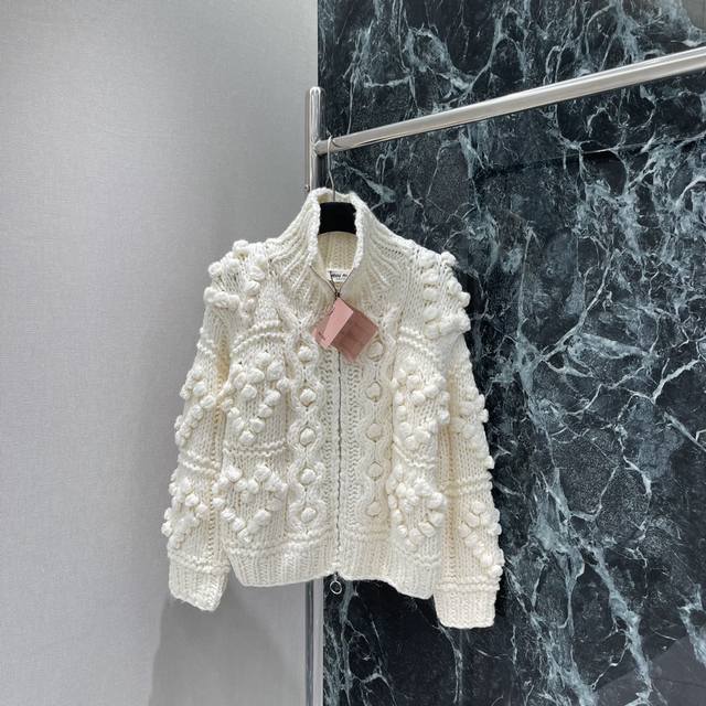 Miu 25早秋新款 立领颗粒针织开衫 通体颗粒感十足的肌理纹路打底领袖口衣摆螺纹弹力包边勾勒 颗粒形成爱心图案装饰 温柔又可爱 尽显松弛调性 轻奢时髦气质。一