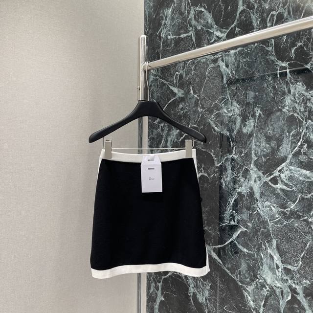 Ｄ家 25早秋新款 撞色针织半裙 两边星星扣装饰精致度满分 增添温柔文艺气息怎么搭配都完美 可搭配一系列开衫也很好看哦！一个色Sml