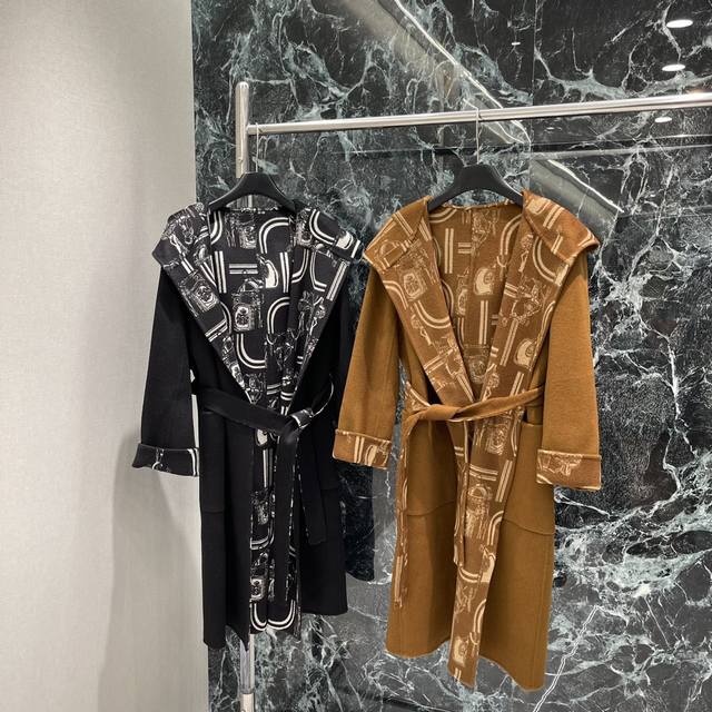 Her 25早秋新款 连帽老花长款针织外套 重工提花图案细节满分 大身不规则排列的撞色设计配合 复古优雅风格强烈 低调中透着精致感 轻松适配各种风格 日常出行或