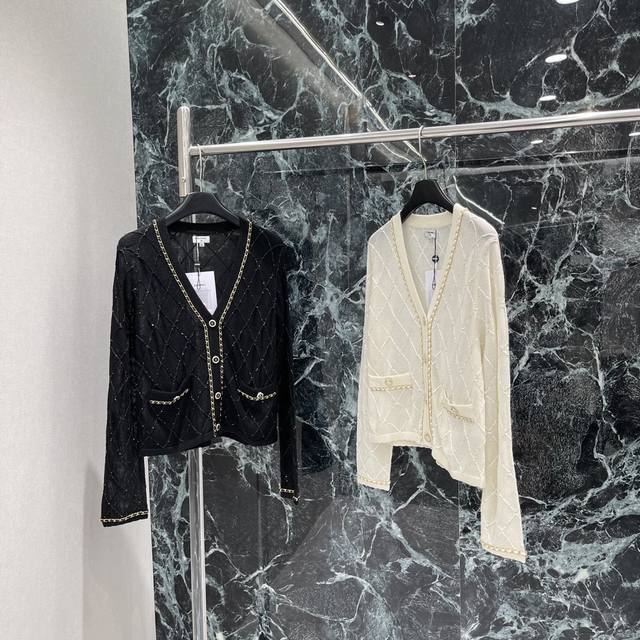 小香 25早秋新款 重工链条菱格V领针织开衫 通体亮片丝线组成菱格纹理领袖口延伸至前襟和下摆以立体皮革链条捆边装饰点缀双C印刻襟扣亮点突出名媛格调立显 完美演绎