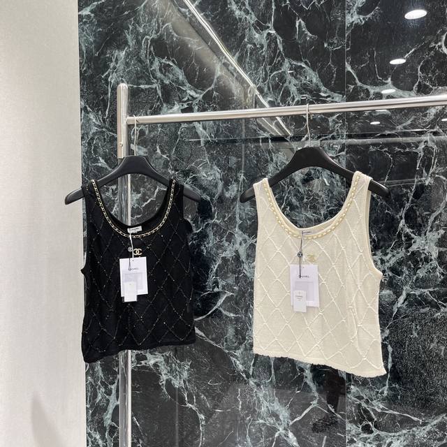小香 25早秋新款 立体菱格针织背心 品相十足胸口以立体皮革链条捆边装饰配合菱格纹理满铺于全身层次丰富胸前双C点钻徽标装饰品牌格调立显完美演绎优雅千金感知性温柔