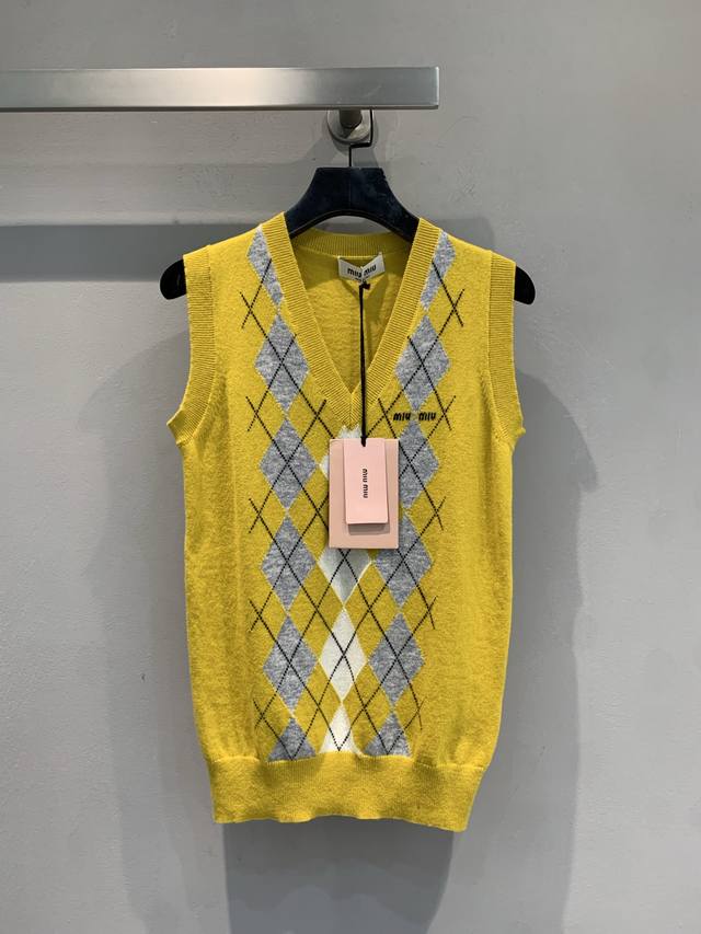 Y版开发 Miumi*2025早秋新款菱格纹山羊绒背心，采用进口山羊绒面料，质感细腻，亲肤柔软。经典菱格纹设计，复古又灵动，明亮色彩瞬间点亮造型。无论是内搭衬衫