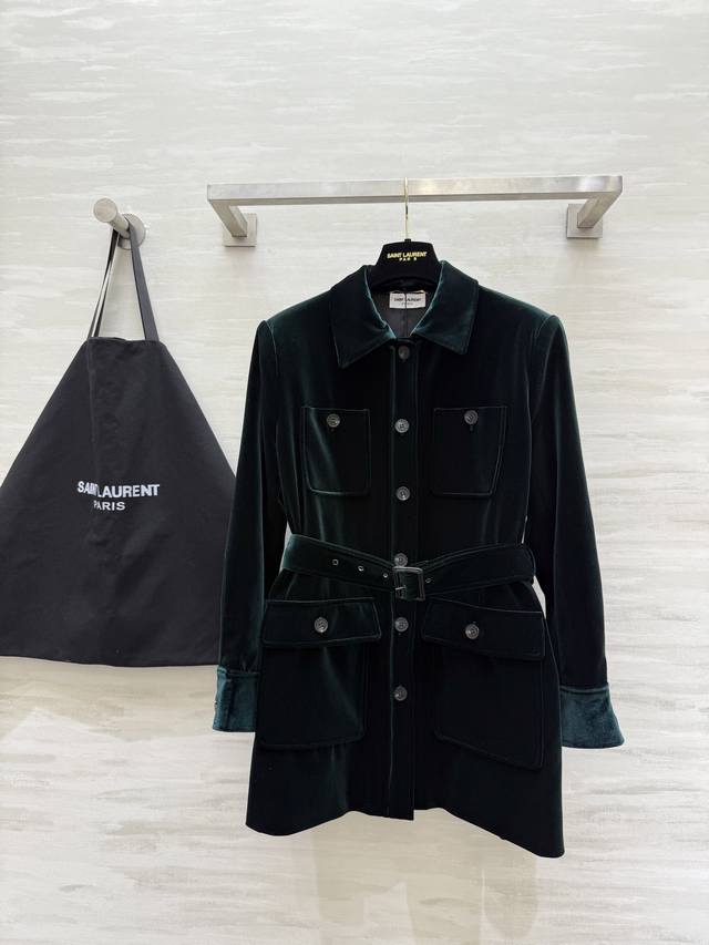 Ysl2Fall新款绿色丝绒外套 Saint Laurent 暗绿色丝绒自带复古滤镜 利落翻领以及收腰设计 勾勒优雅轮廓 行走间流淌着低调贵气感 高品质 现货来