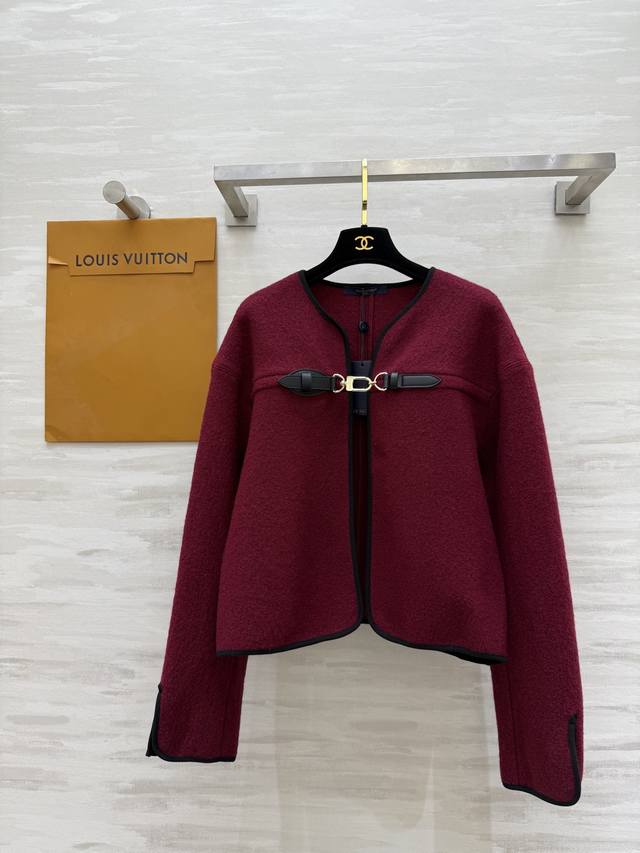 Louis Vuitto2秋冬新款 皮扣装饰斗篷外套 高品质定制 现货首发Size：S M L S码肩宽：55，胸围：102，衣长：55
