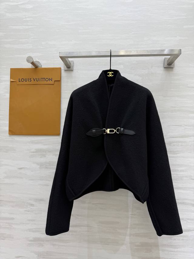 Louis Vuitto2秋冬新款 皮扣装饰斗篷外套 高品质定制 现货首发Size：S M L S码胸围：118，衣长：55