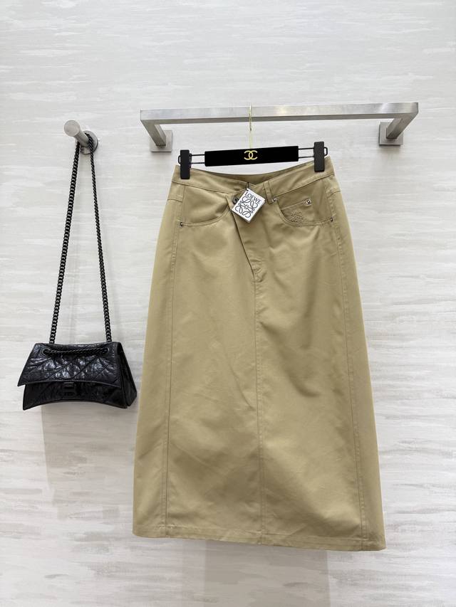 Loew2早秋新款 不规则剪裁设计半裙 高品质 现货来Size：S M L S码腰围：66，臀围：92，裙长：79