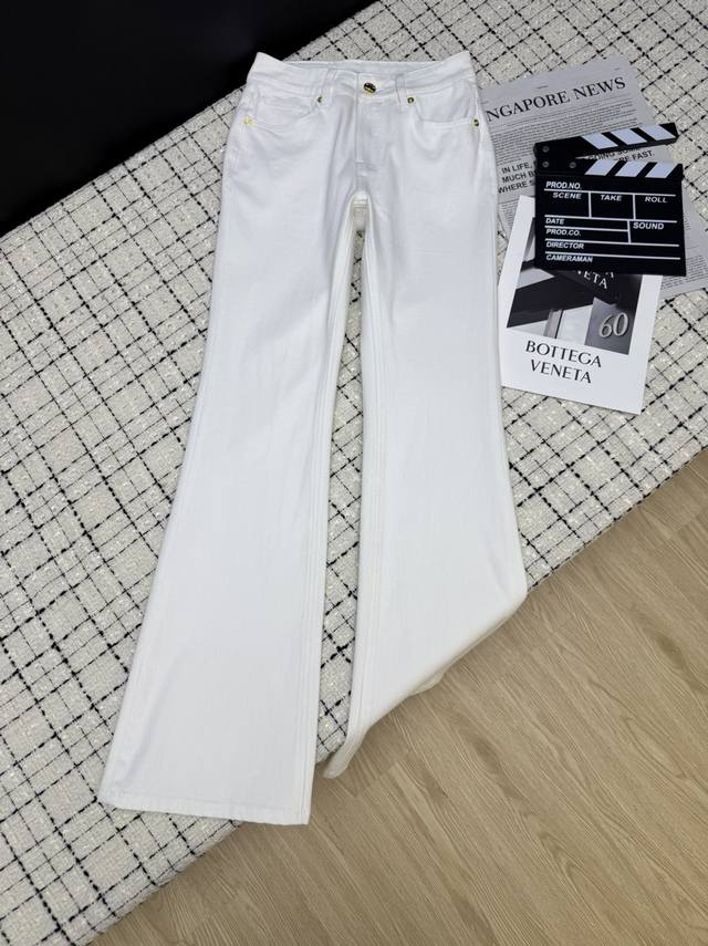 Celin*25Ss 后背口袋刺绣图案微喇牛仔裤 穿上身就不想脱下来的微喇裤子 修饰腿型 显高显瘦 是万能的微喇版型 效果简直封神 瞬间提升造型感 两色26-2