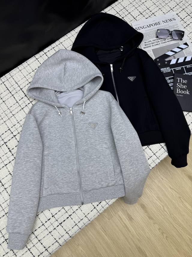 prad*25秋冬新款 经典三角标连帽外套 浅花灰色，黑色 特别百搭 属于耐看的颜色 连帽卫衣真的穿不腻 单穿或者叠穿外套都可以 百搭无烦恼 进口太空棉面料 舒